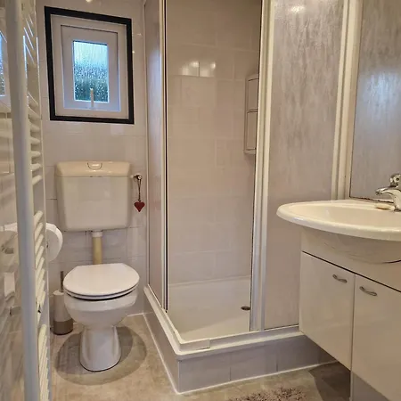 Voorzien Alle Gemakken In Bosrijke Omgeving