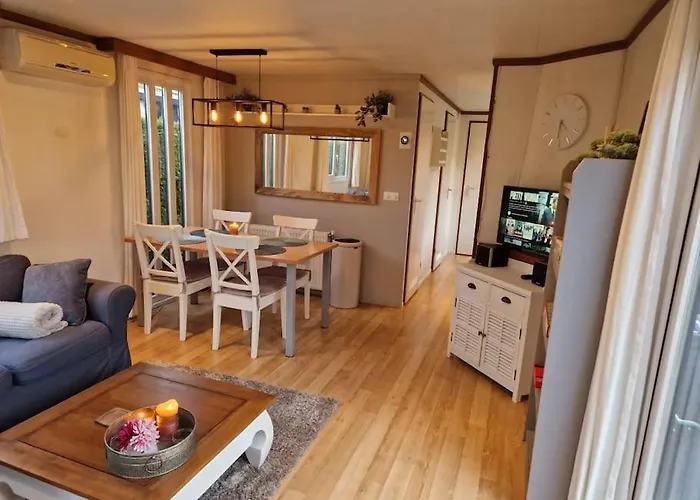 Voorzien Alle Gemakken In Bosrijke Omgeving Hébergement de vacances *